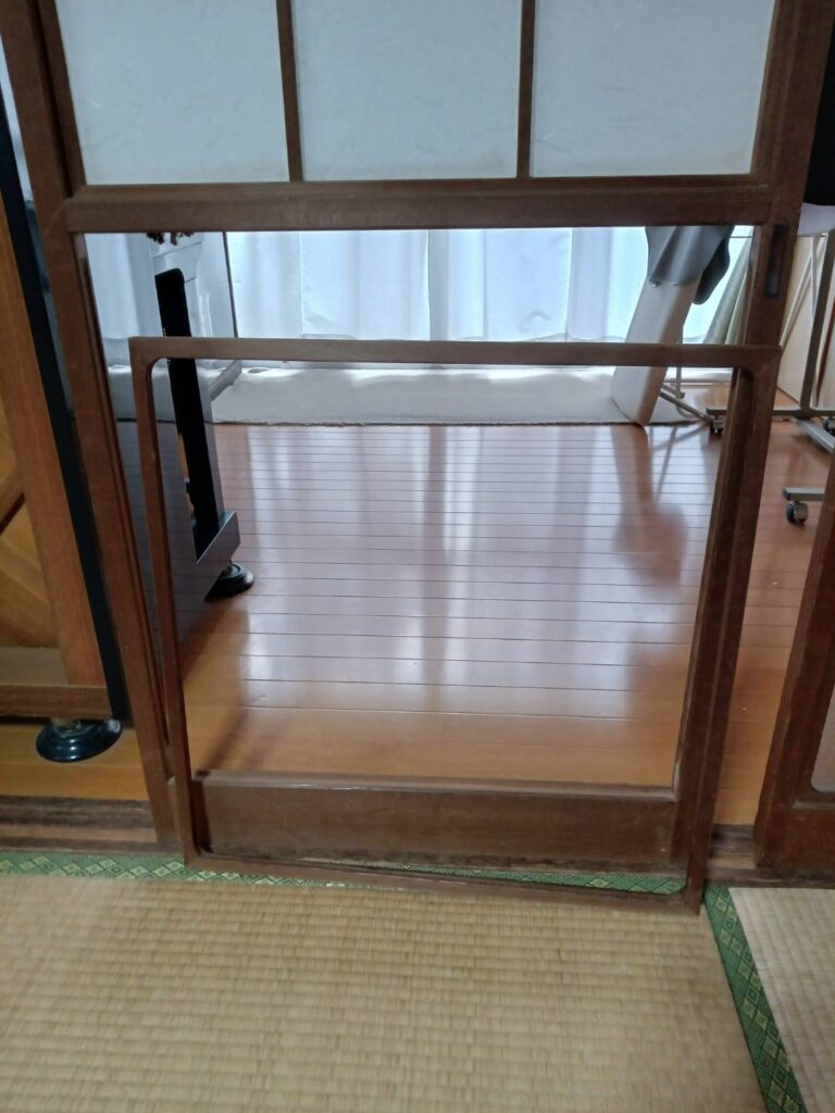 額が外れた障子