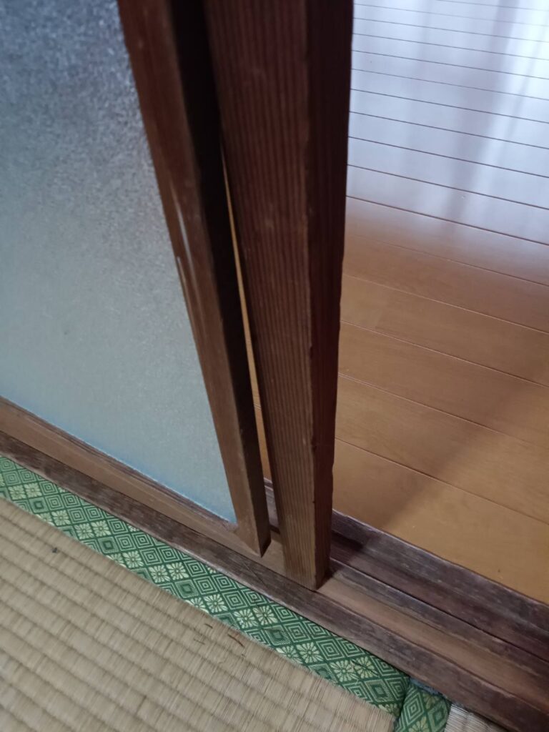 額を障子から外す