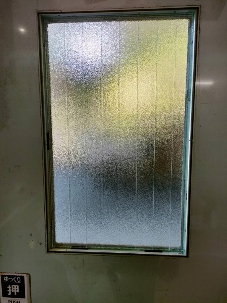 ユニワイヤーガラスに入れ替え