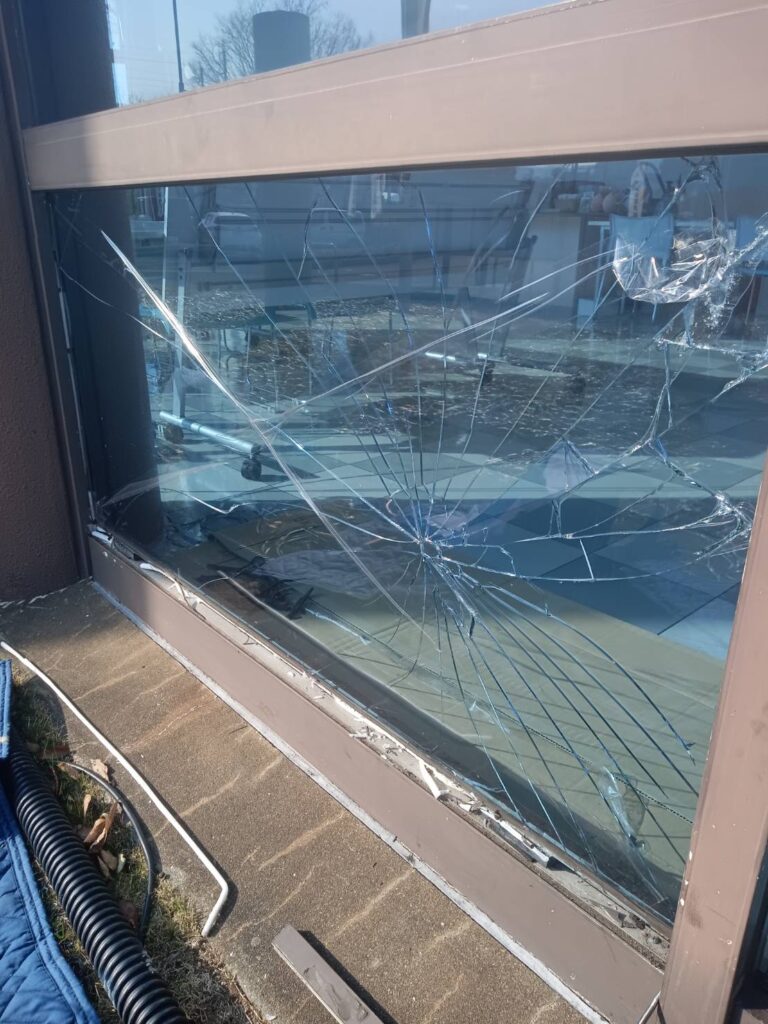 小倉北区の店舗FIX窓ガラス交換前