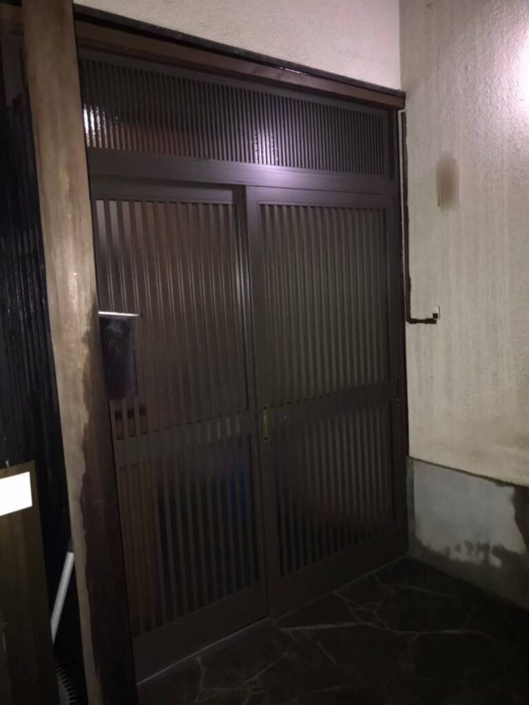 北九州市でレールからやり替えて玄関引戸を交換した後の写真