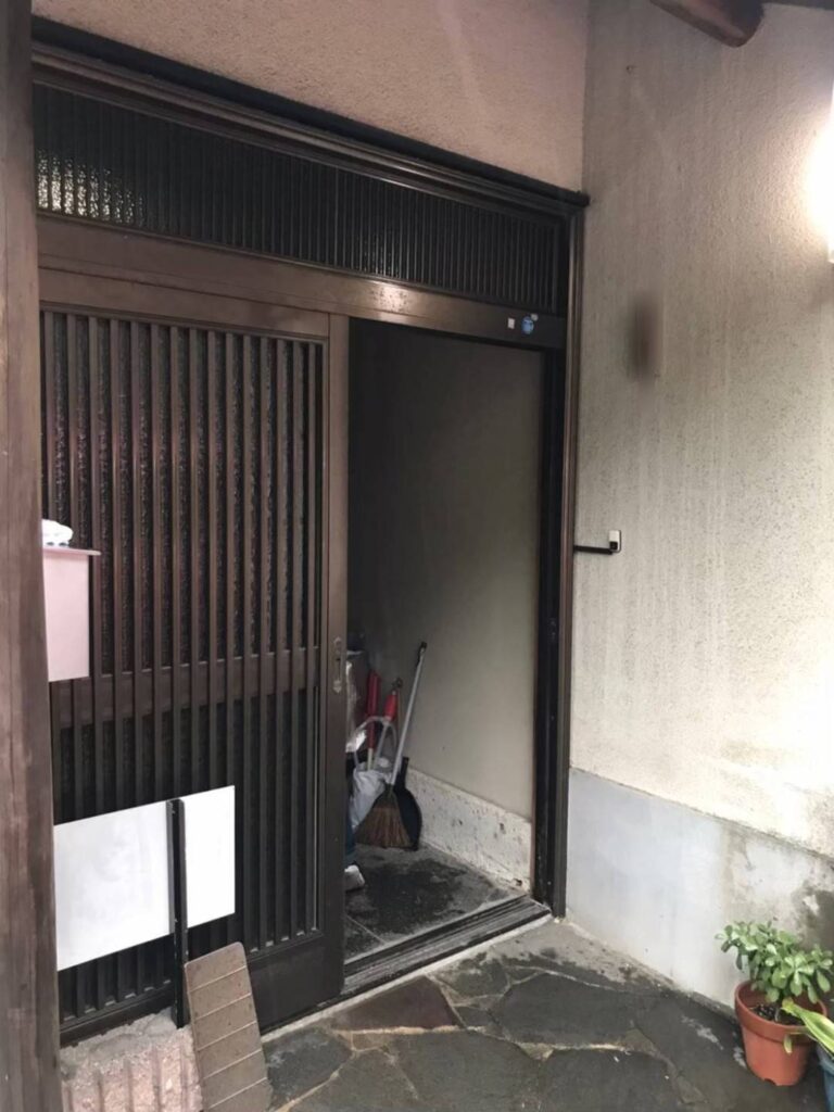 北九州市で玄関引戸のレールからやり替える前の状態