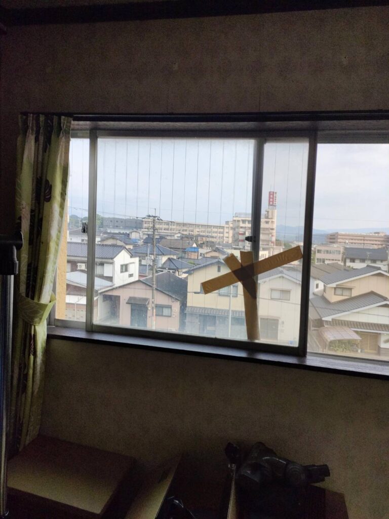 八幡西区の透明網入りガラス交換前