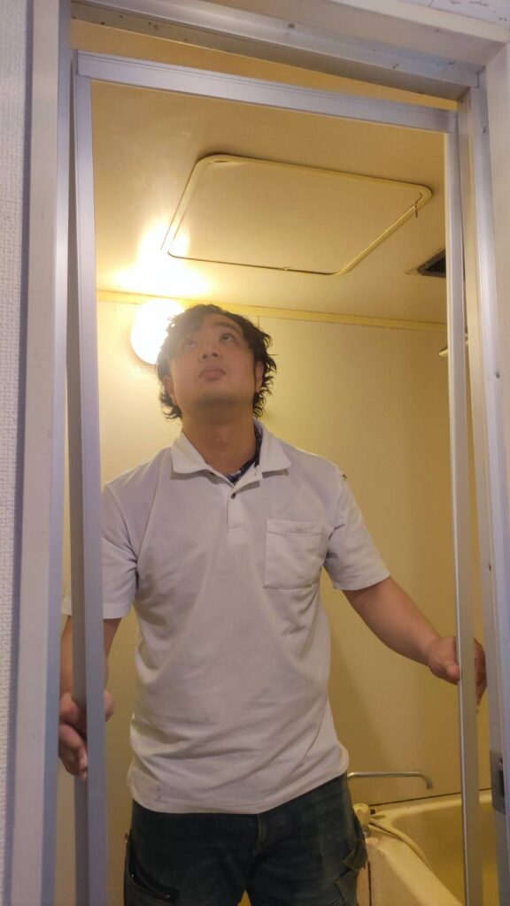 浴室ドア枠の取付と建付け調整