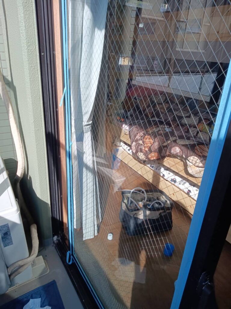 網入りガラス交換に対応するMADOSUKEガラス店の作業写真