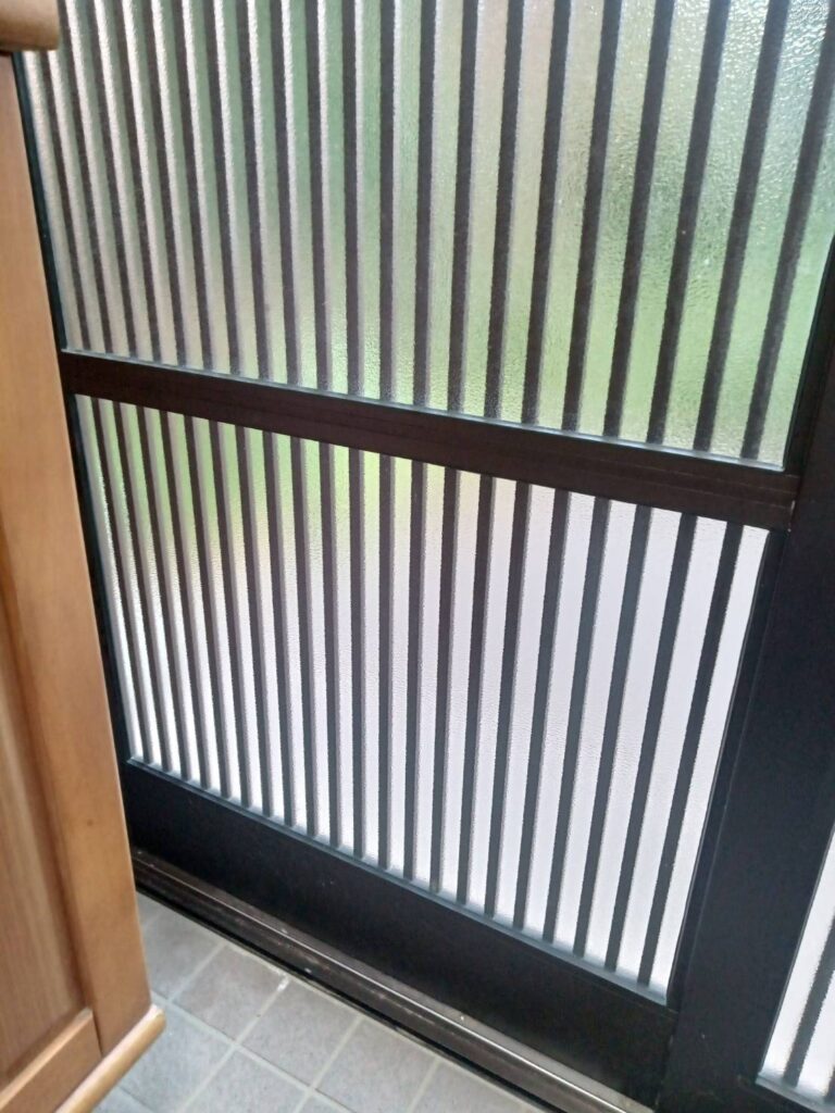玄関引戸すりガラス交換後の仕上がり