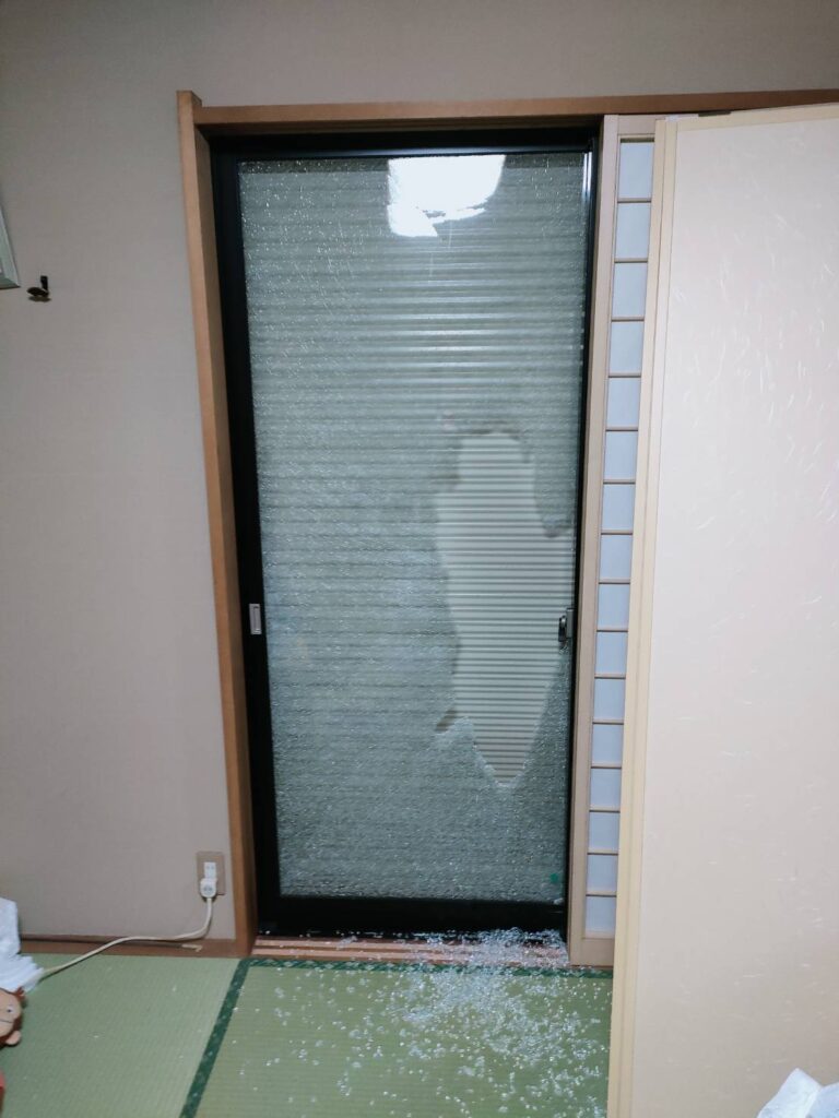 強化ガラスが粒状に割れた状態