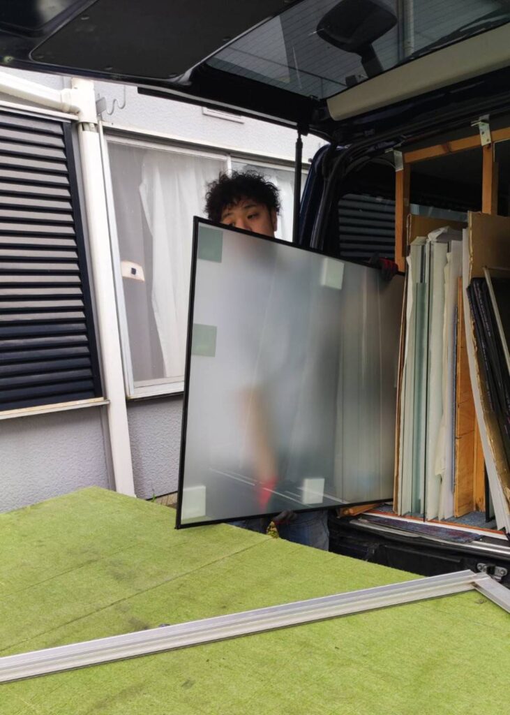 作業車にガラスと工具を積んで山陽小野田市へ出張対応する様子