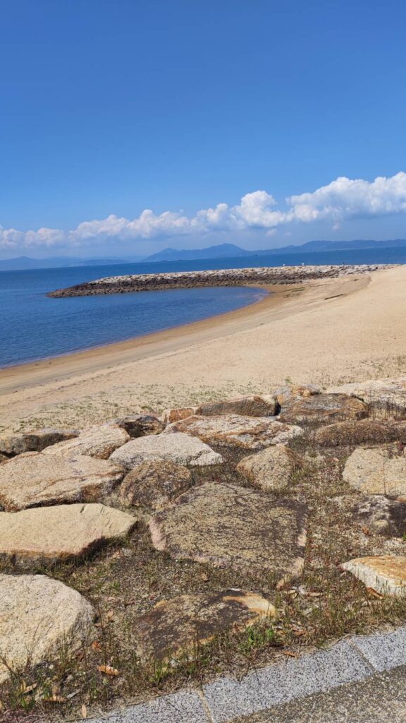 山陽小野田市きららビーチ近くで撮影した海と砂浜の写真