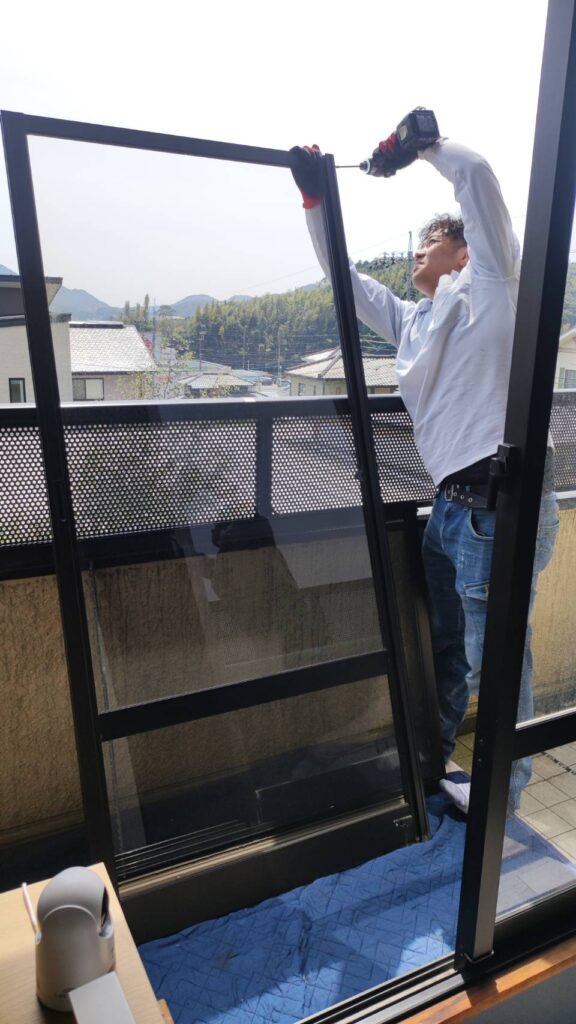 山陽小野田市近隣で住宅ガラス交換に対応する作業写真