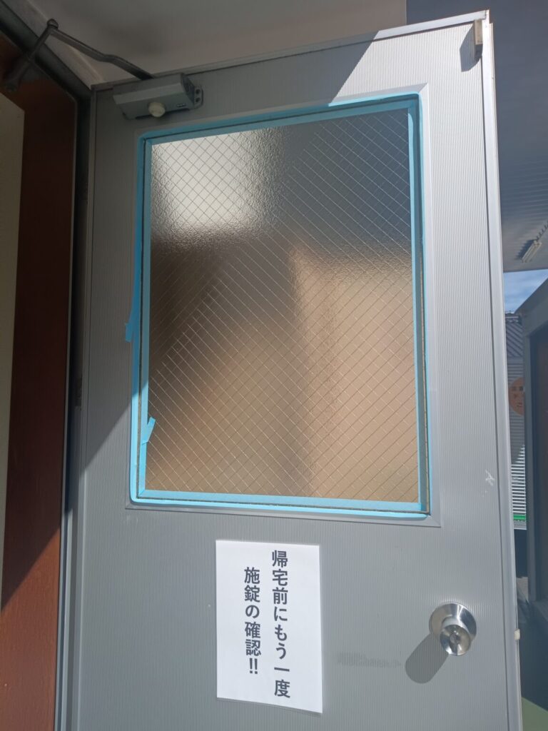 型菱網入りガラスを組み込んでいる様子
