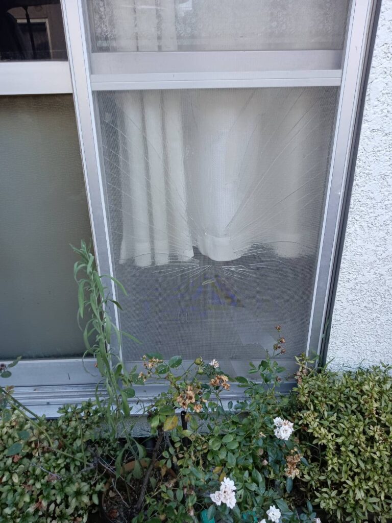 下関市熊野町の掃き出し窓 昭和型板ガラスつづれ交換前