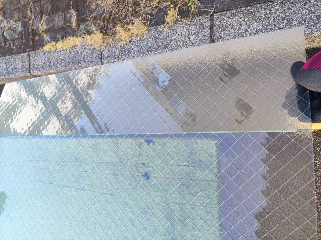 下関市 網入りガラス熱割れ交換 新しいガラスカット作業