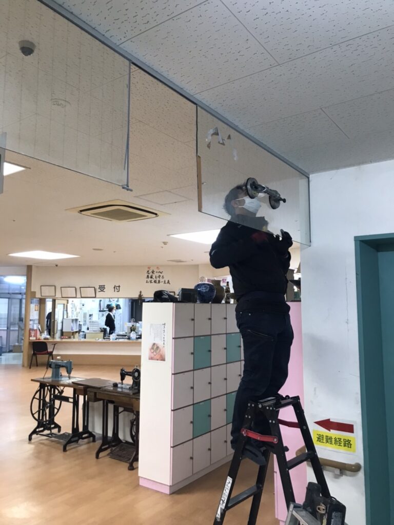 防煙垂れ壁ガラスを撤去している様子