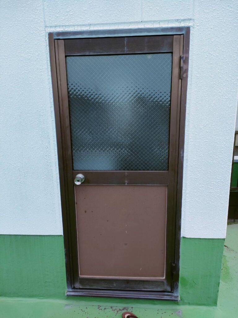 施設屋上の框ドアに6.8mm網入りガラスを交換した施工後写真