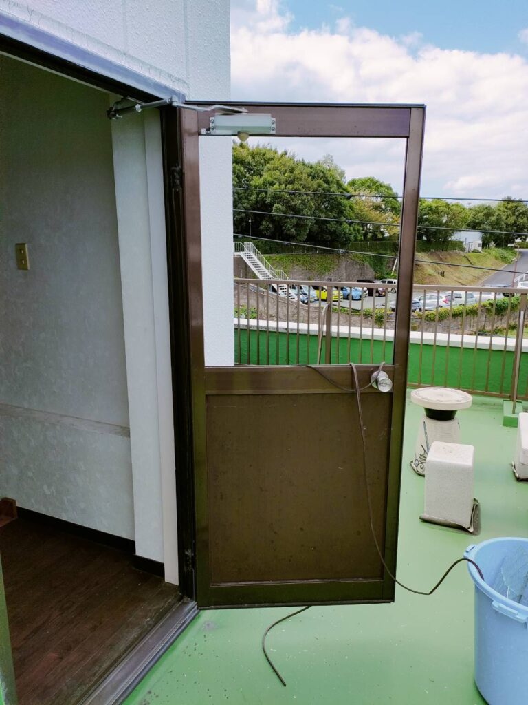 下関市の施設屋上で框ドアの網入りガラスが割れている施工前写真