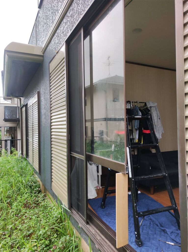 下関市山の田で掃き出し窓の下部透明ガラスが割れている状態