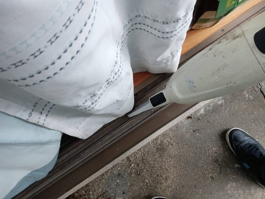 下関市東観音町の掃き出し窓 割れたガラス撤去後の清掃