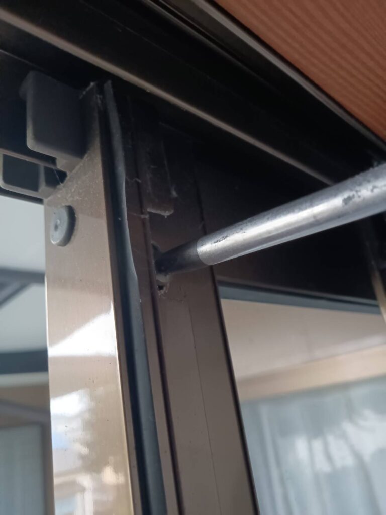 下関市東観音町の掃き出し窓ガラス交換 外れ止め確認