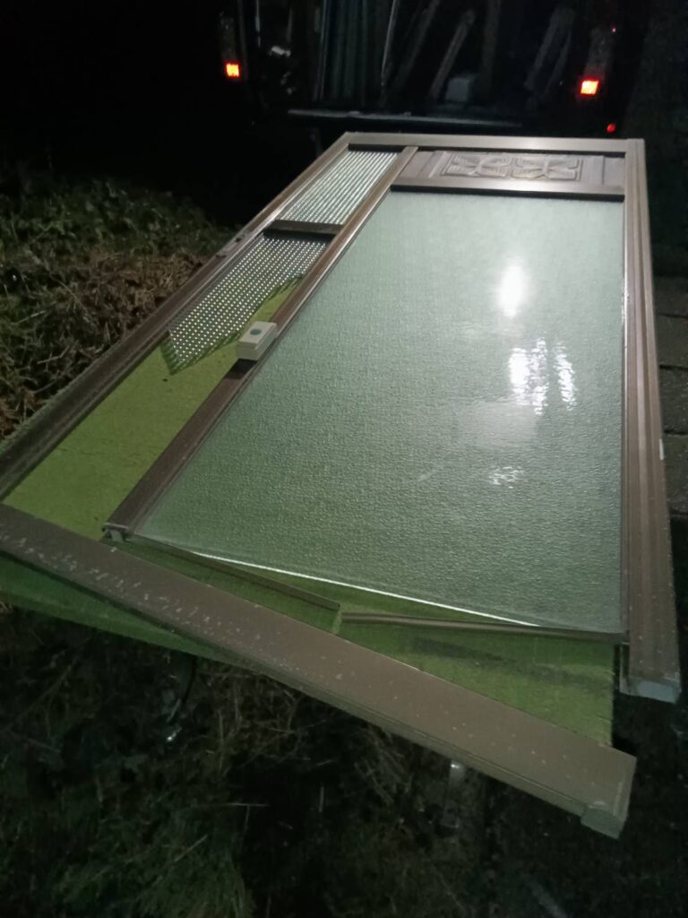 玄関引戸の廃盤ヒシクロスガラス割れ施工前