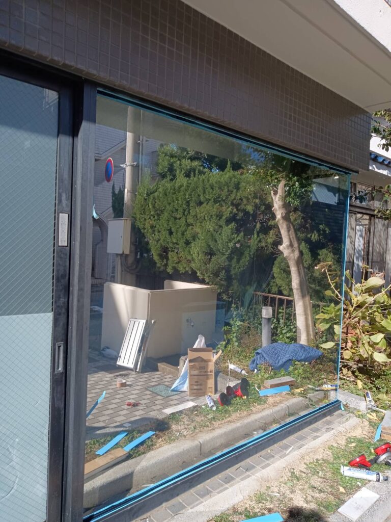 店舗大判ガラス交換後のコーキング作業 透明菱網入りガラス