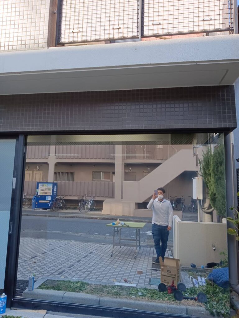 店舗大判ガラス交換完了 透明菱網入りガラスとミラーフィルム施工後