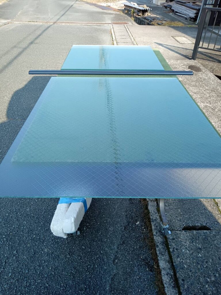 現場でガラスをカットしている作業風景