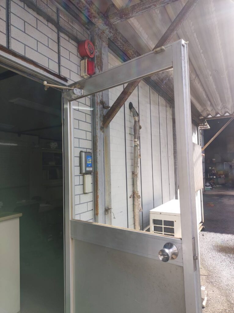 下関市長府扇町の店舗ガラスドア交換後