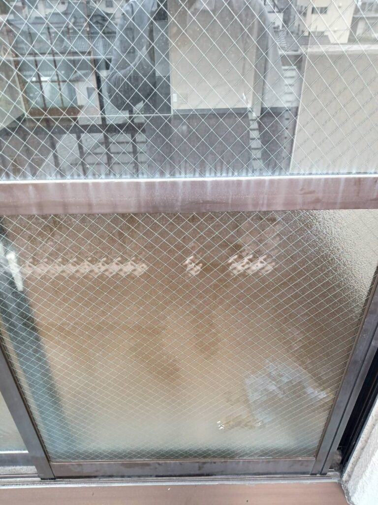 下関市栄町で網入りガラス交換とコーキング施工が完了した窓