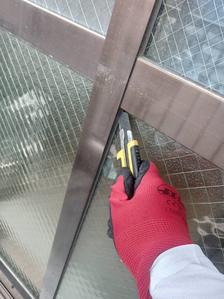 下関市栄町で網入りガラス交換を行う前の窓ガラス