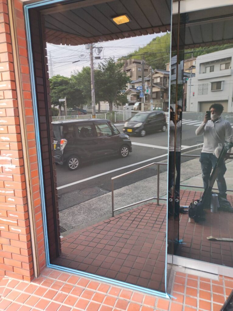 下関市 店舗ガラス コーキング施工中