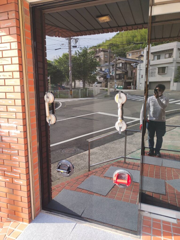 下関市 大判ガラス搬入作業