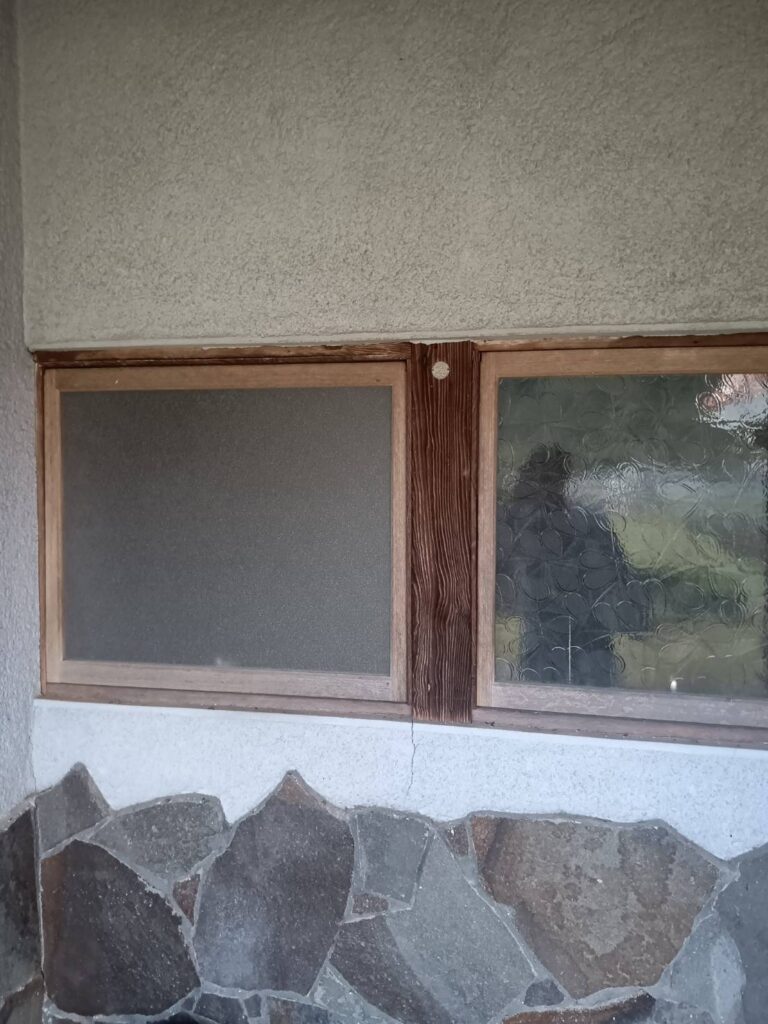 木枠窓へアクリル梨地を取り付けた施工後