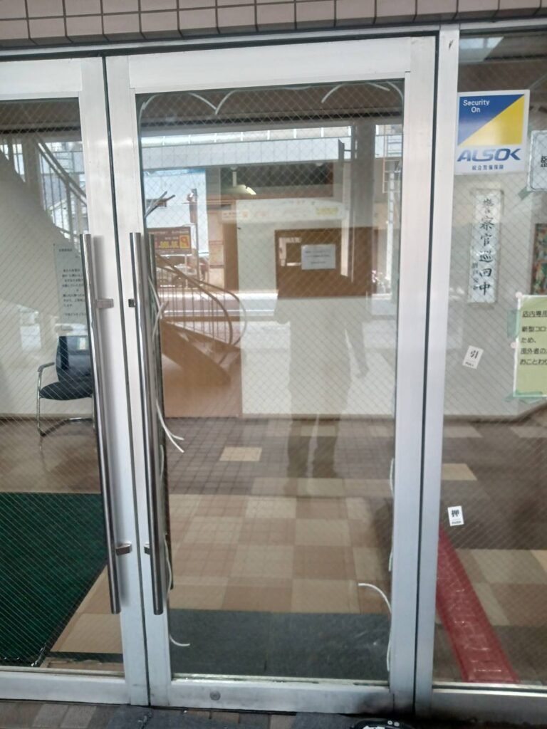 店舗ドアのガラス交換後 コーキング仕上げ 下関市
