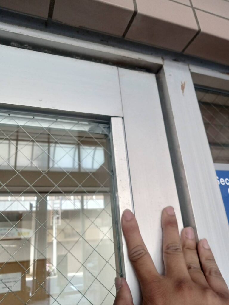 下関市グリーンモール商店街 店舗入口ドアの網入りガラス割れ状況