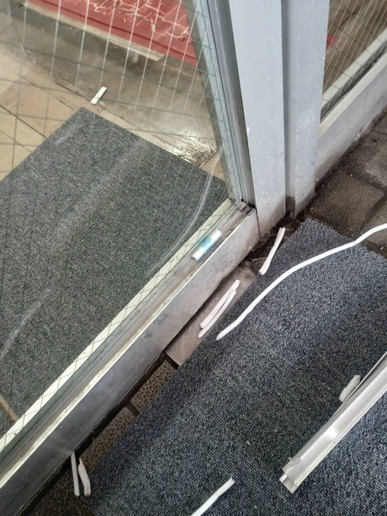 セッティングブロックを対角配置してドア下がりを防止する施工 下関市