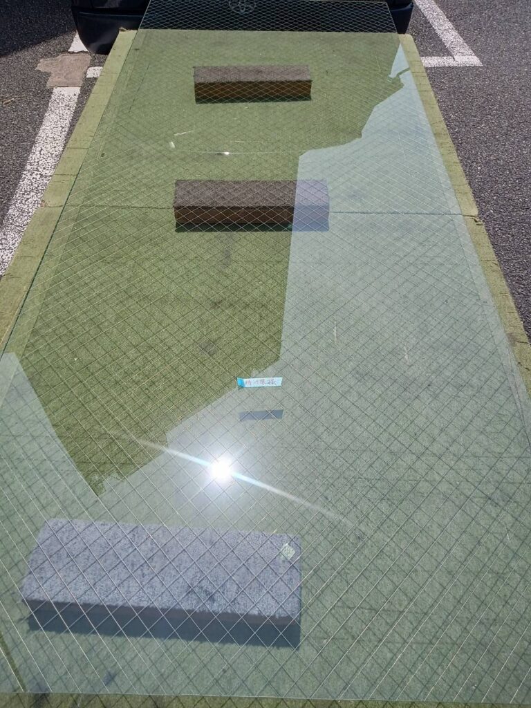網入りガラス交換用のガラス（マスキング除去済） 下関市施工事例