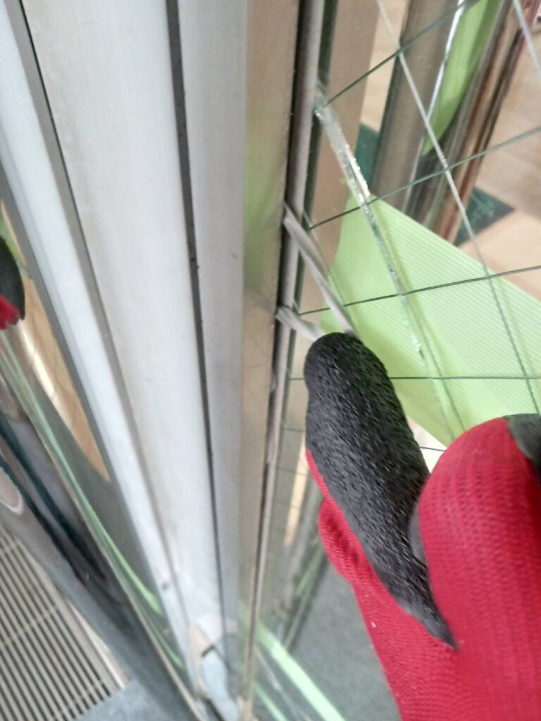 店舗ドアのガラス交換のためにドア枠を分解する作業 下関市