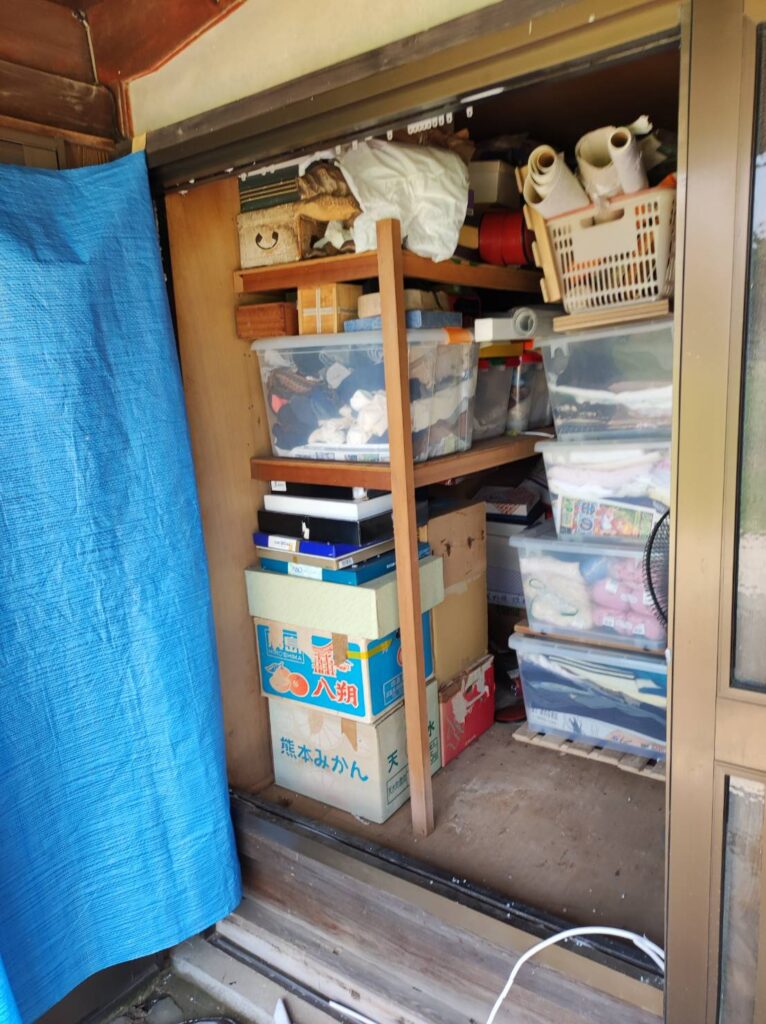 下関市で玄関横FIX窓の強化ガラスが割れている施工前写真