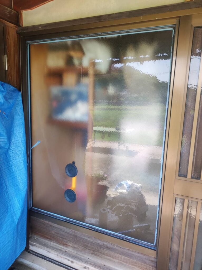 玄関横FIX窓に取り付けるかすみガラスを準備している写真