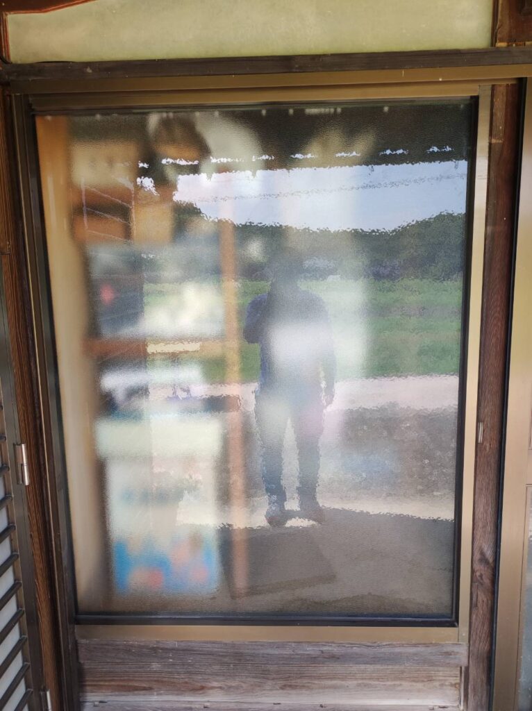 下関市で玄関横FIX窓をかすみガラスへ交換した施工後写真