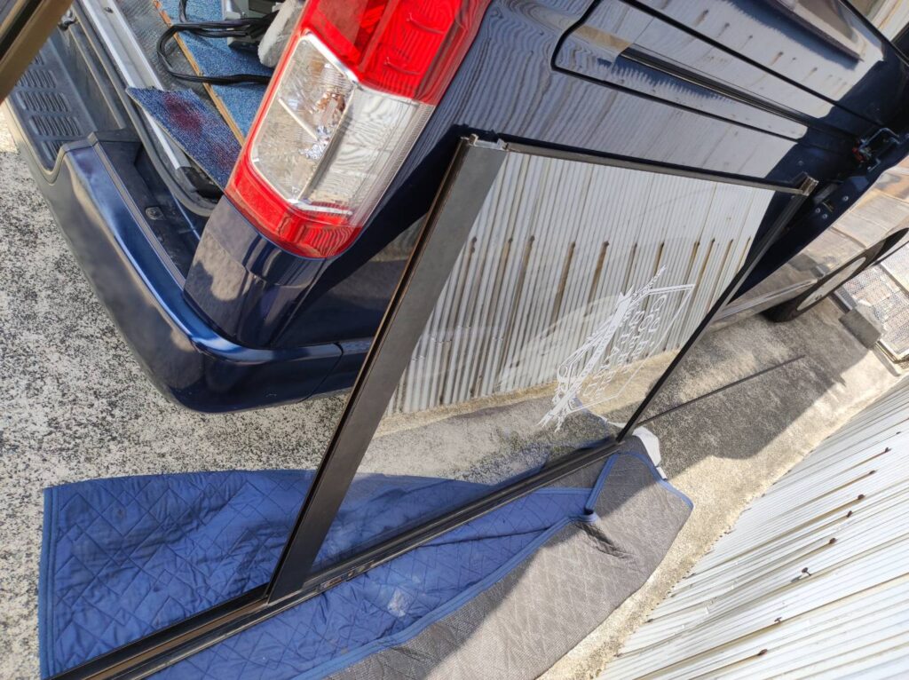 下関市一の宮で店舗引き戸の障子を外して分解する作業