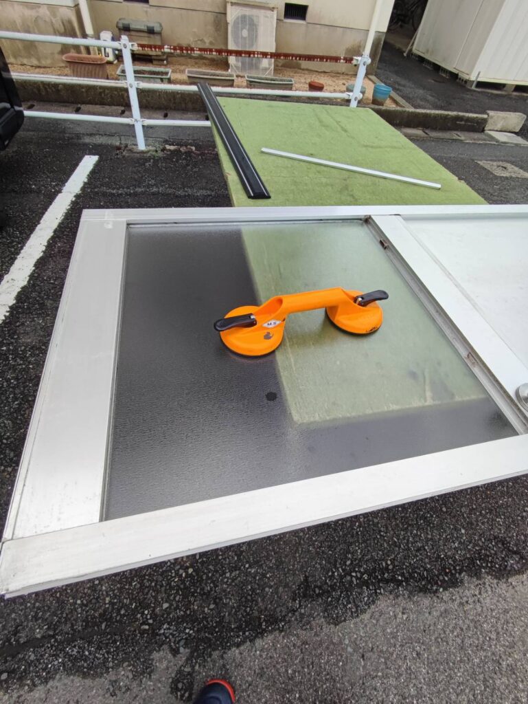 下関市で浴室開きドアの割れた型板ガラスを交換する前の状態