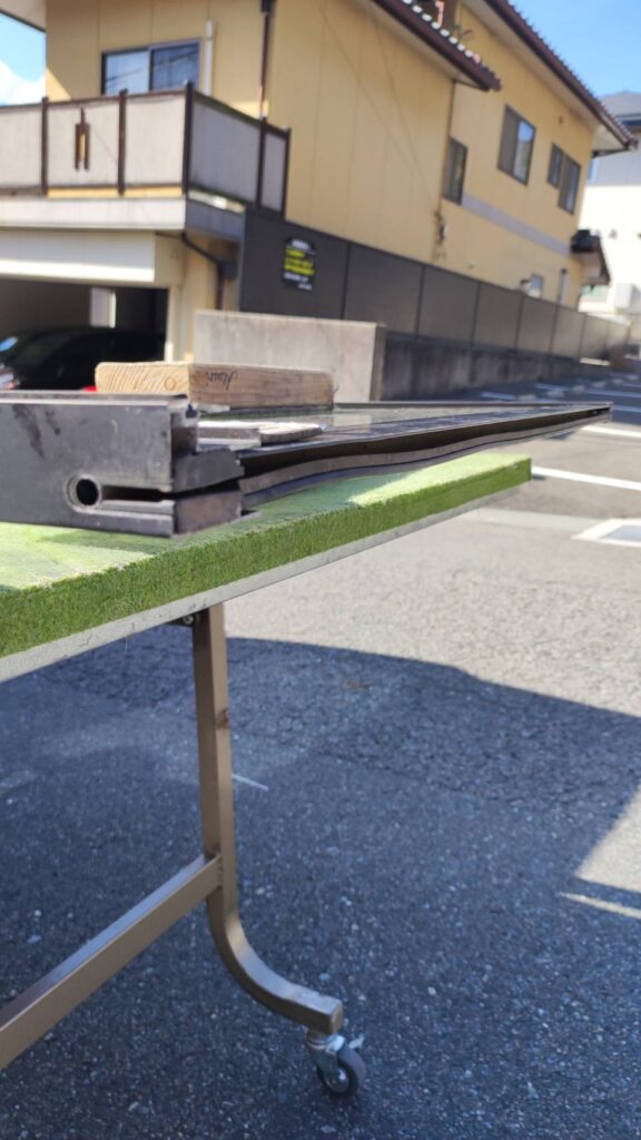 下関市で断熱ガラスを施工している別角度の作業写真