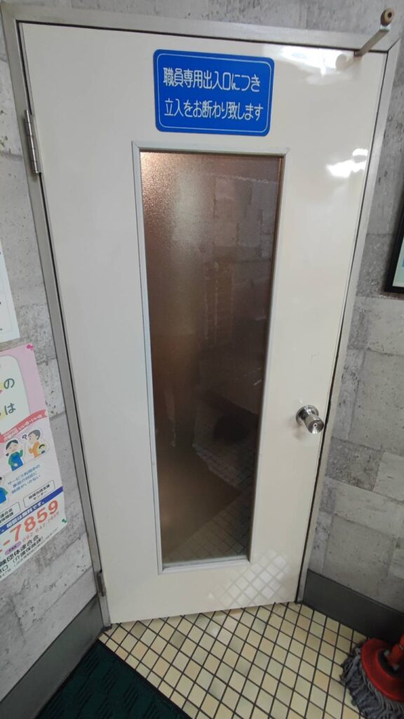 下関市の医院で室内ドアガラス交換が完了した状態