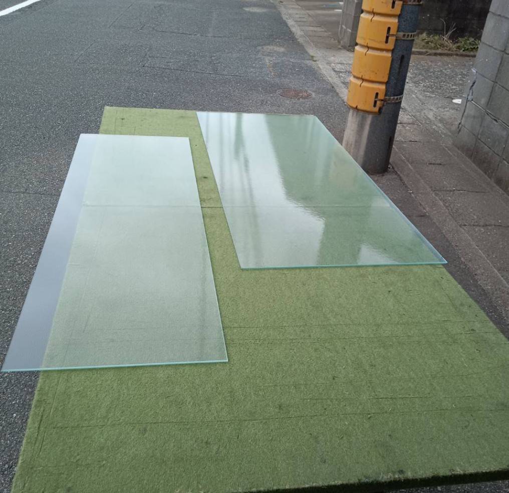 玄関欄間用のすりガラスを現地でカットする作業