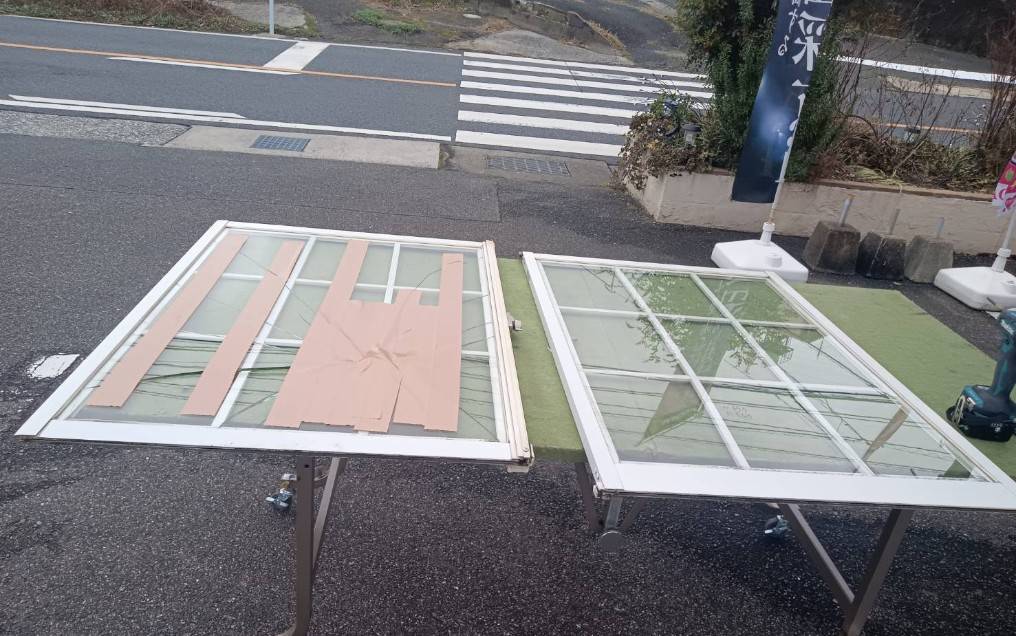 下関市で出窓ガラス交換前の状態 透明ガラス