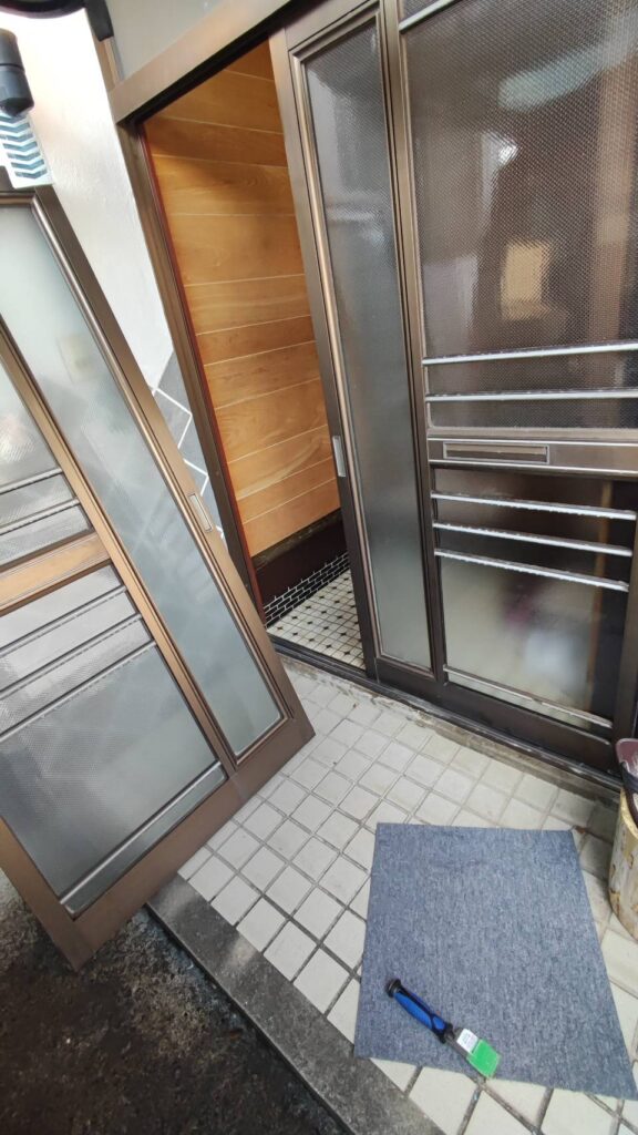 型板ガラスへ交換完了した下関市の玄関引き戸