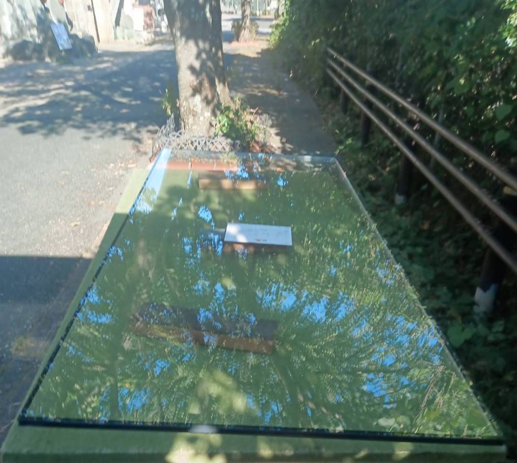 下関市で内部結露により白く曇ったペアガラス