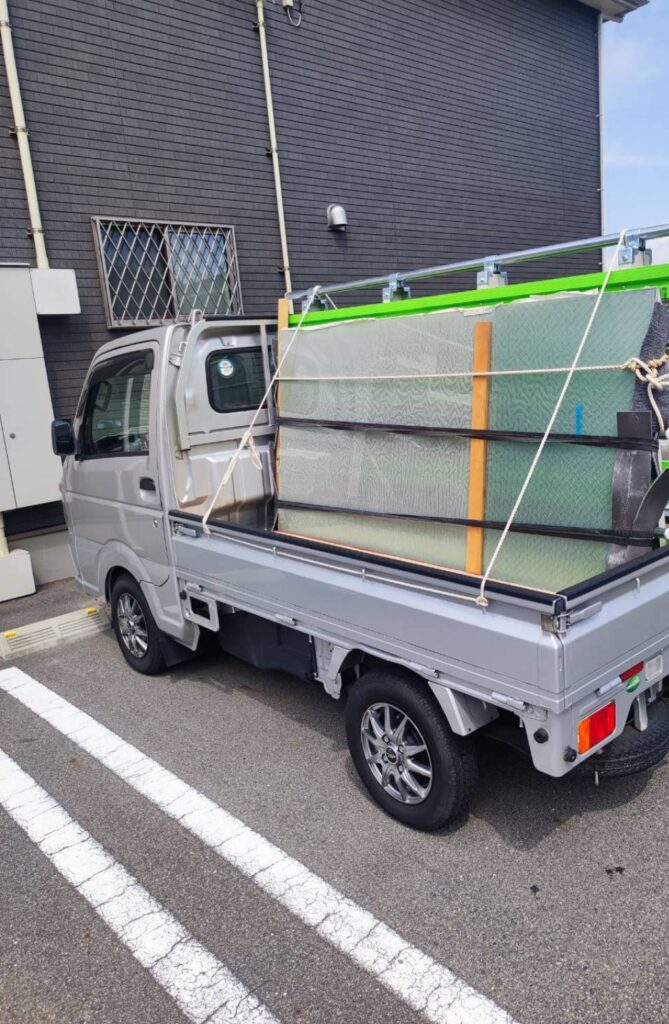 大判ペアガラスを車両で搬入している様子